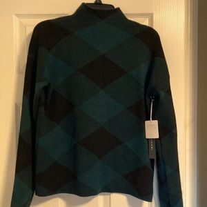 Form fitting, sweater